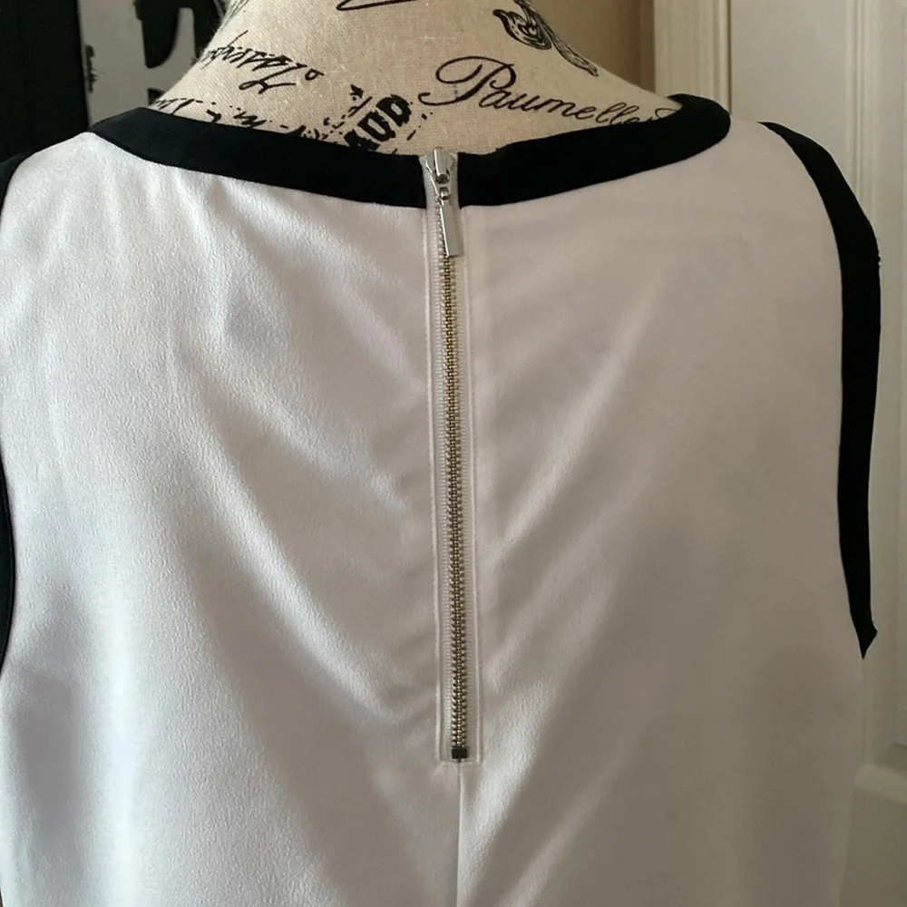 White House Black Market - Black & White Crop Dressy Blouse w/ Zipper Back 🖤🤍 - Picture 4 of 6